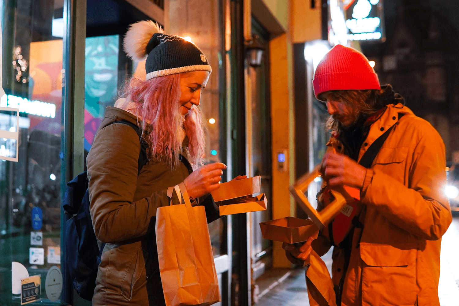 Salive, micro-voyages gustatifs – Un couple qui participe à un parcours gourmand en soirée
