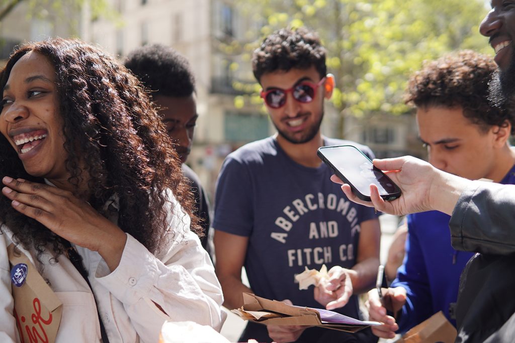 Salive, micro-voyages gustatifs. Un groupe entrain de faire un parcours en team-building.