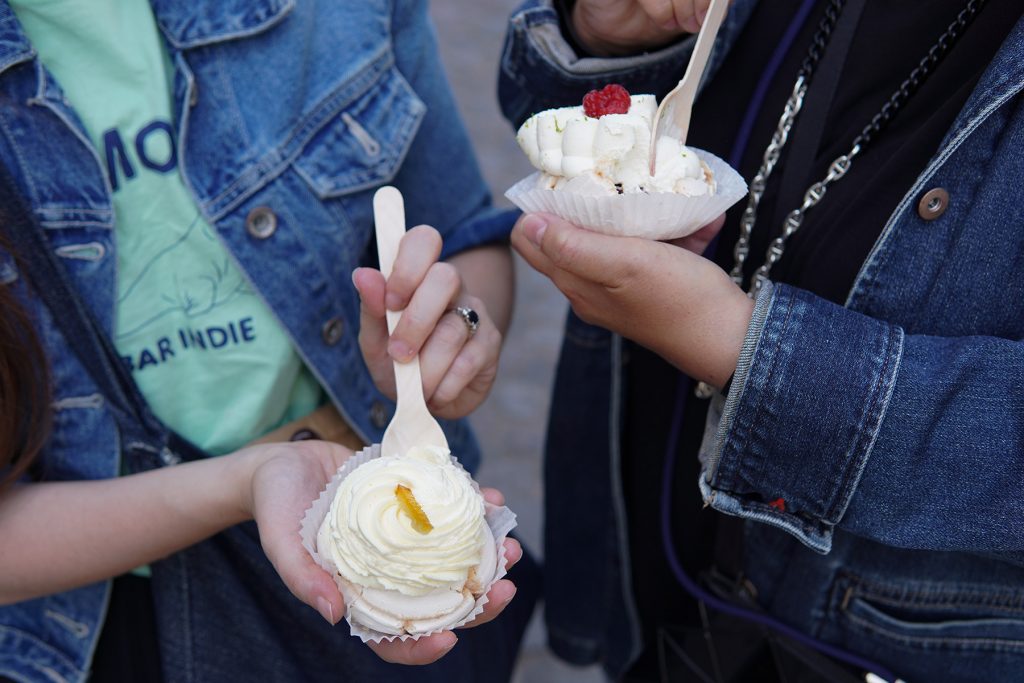 Deux personnes qui dégustent leur dessert sur un parcours Salive