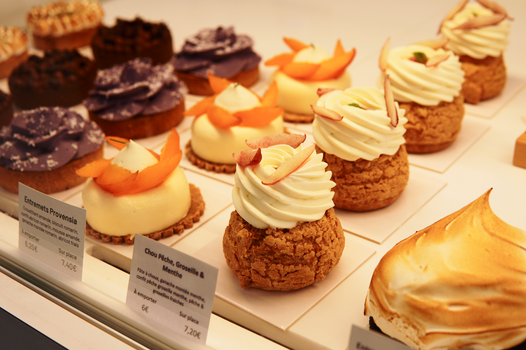 Patisseries en vitrine chez Songe
